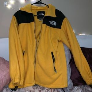 🛑 SOLD 🛑.       Yellow north face
